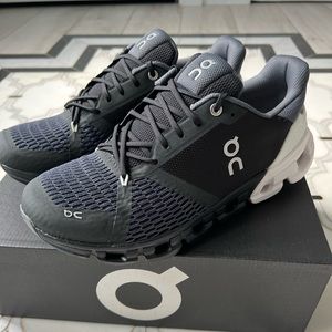 On Cloudflyer - Black/White - Size 8M